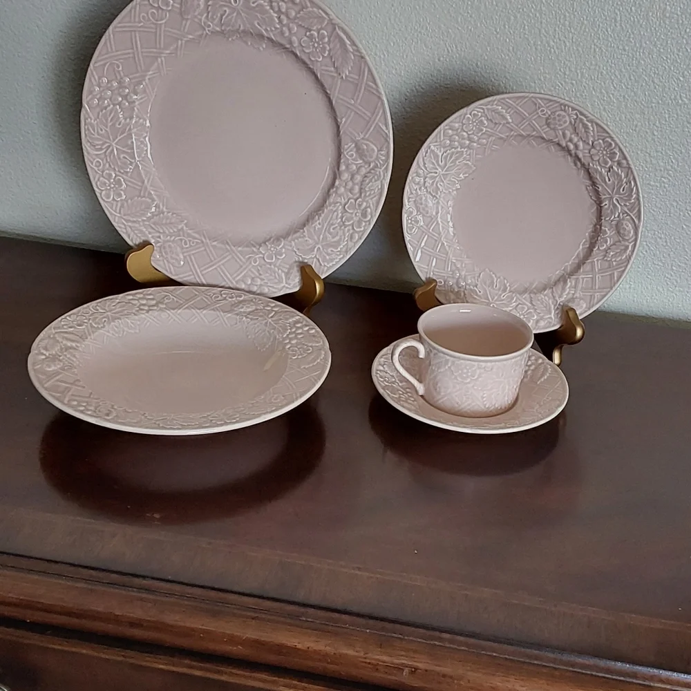 Mikasa charm pattern dinner